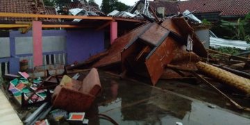 Bogor Didera Puting Beliung, Seorang Pengendara Mobil Tewas Tertimpa Pohon