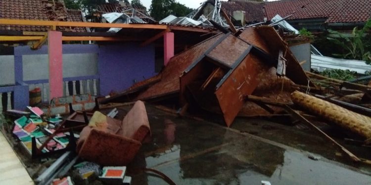 Bogor Didera Puting Beliung, Seorang Pengendara Mobil Tewas Tertimpa Pohon