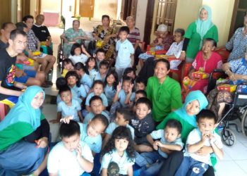 Berbalas Nyanyian di Panti Jompo