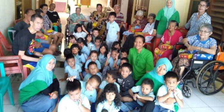 Berbalas Nyanyian di Panti Jompo