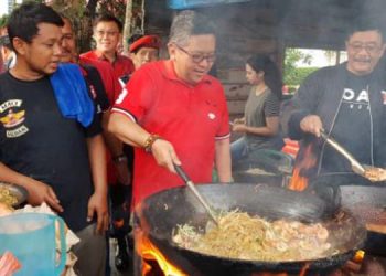 Promosikan Kuliner Lokal, Hasto dan Djarot Masak Mie Balap Krakatau Medan
