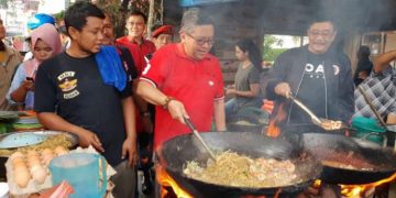 Promosikan Kuliner Lokal, Hasto dan Djarot Masak Mie Balap Krakatau Medan