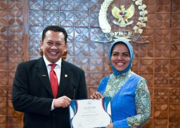 Nurhayati Assegaf Terima Penghargaan AIPA Distinguished Service Award 2018