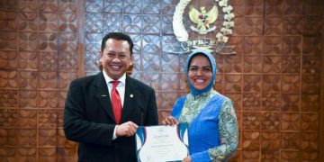 Nurhayati Assegaf Terima Penghargaan AIPA Distinguished Service Award 2018