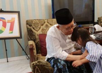 Aktivitas Santai KH Ma’ruf Amin: Baca Koran dan Main dengan Cucu