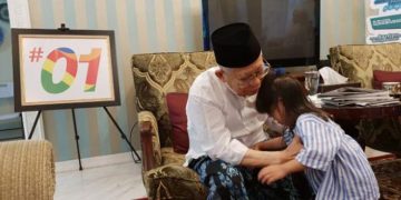 Aktivitas Santai KH Ma’ruf Amin: Baca Koran dan Main dengan Cucu