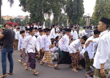 Tersengat Pusi Fadlizon, Ribuan Santri Kudus Gelar Aksi Bela Kyai