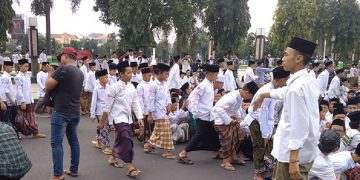 Tersengat Pusi Fadlizon, Ribuan Santri Kudus Gelar Aksi Bela Kyai
