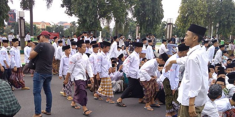 Tersengat Pusi Fadlizon, Ribuan Santri Kudus Gelar Aksi Bela Kyai