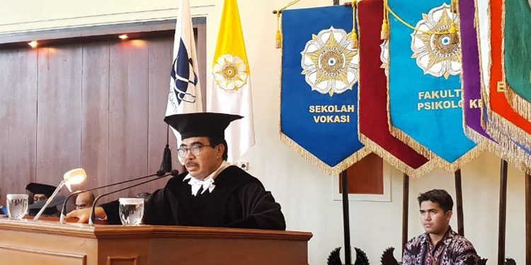 Dikukuhkan Sebagai Guru Besar UGM, Conelis Lay Bicara Soal Konvergensi  Intelektual  dan Kekuasaan