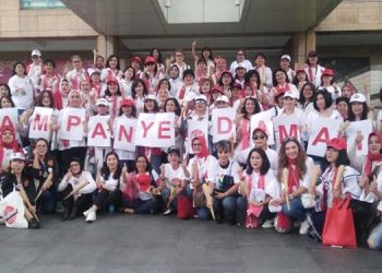 Relawan Pertiwi Gelar Kampanye Damai, Bagi-bagi Bunga Mawar di Senayan