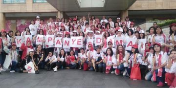 Relawan Pertiwi Gelar Kampanye Damai, Bagi-bagi Bunga Mawar di Senayan