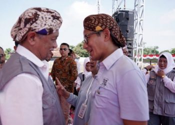 Makna Blangkon Sandiaga Uno