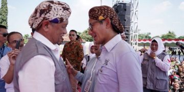 Makna Blangkon Sandiaga Uno