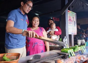 Sandiaga Uno Cicipi Gogos di Barru Sulawesi Selatan