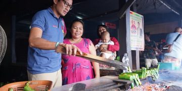 Sandiaga Uno Cicipi Gogos di Barru Sulawesi Selatan