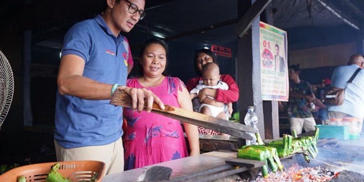 Sandiaga Uno Cicipi Gogos di Barru Sulawesi Selatan