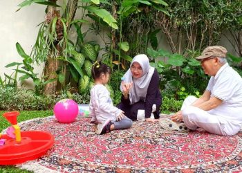 Ma’ruf Amin dan Cucu Santai di Taman Kodok