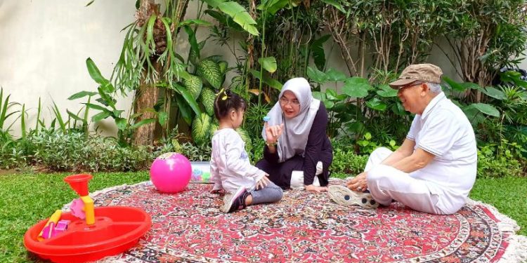 Ma’ruf Amin dan Cucu Santai di Taman Kodok