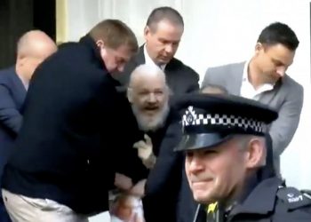Pendiri WikiLeaks Diseret Polisi dari Kedutaan Ekuador