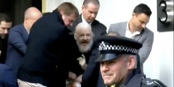 Pendiri WikiLeaks Diseret Polisi dari Kedutaan Ekuador