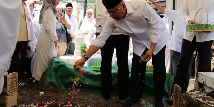 Wali Kota & Wakil Wali Kota Hadiri Pemakaman Bupati Asahan