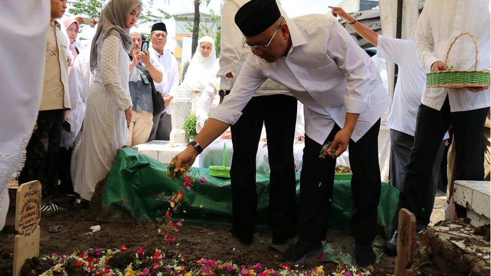  Wali Kota & Wakil Wali Kota Hadiri Pemakaman Bupati Asahan