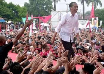 Diguyur Hujan Deras di Tegal, Jokowi: Jaga Semangat Sampai 17 April
