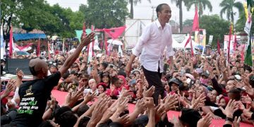 Diguyur Hujan Deras di Tegal, Jokowi: Jaga Semangat Sampai 17 April