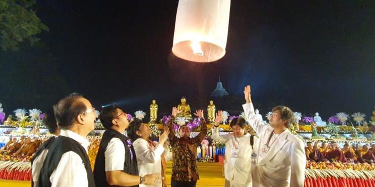 Ribuan Lampion Perdamaian di Borobudur