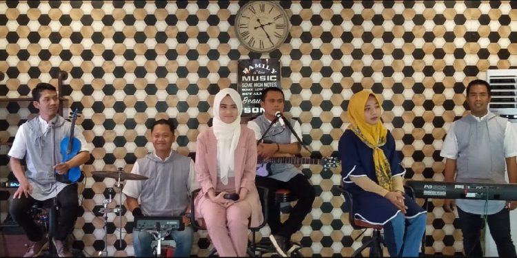 Ustad Solmed Dirikan Gambus The Sulthans