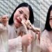 Video: Livestreamer China Ini Nyaris Robek Wajahnya Ketika Coba Makan Gurita Hidup-hidup
