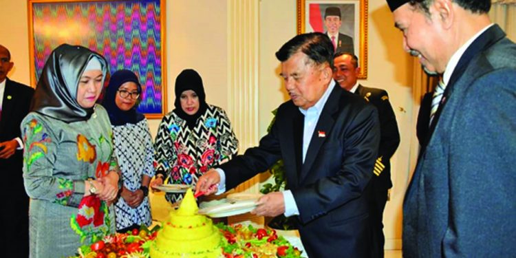 JK Rayakan Ultah dengan Dua Tradisi di Luar Negeri﻿