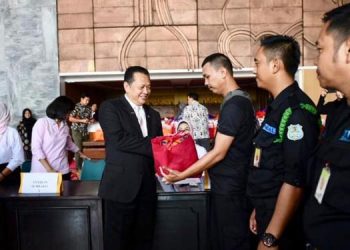 Bamsoet Serahkan Bantuan Ribuan Paket Sembako di DPR