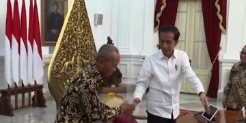 Bertemu Presiden, Usma Pedagang Korban Kerusuhan Menangis