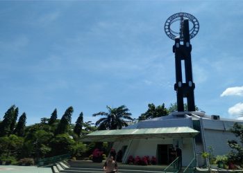 Mandi Matahari di Lintang Nol Derajat