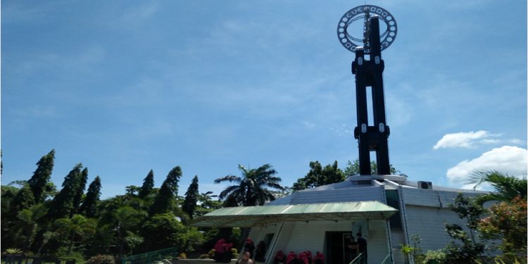 Mandi Matahari di Lintang Nol Derajat