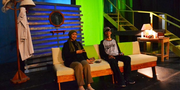 Pria Berkacamata di “Pusaran” Wanita