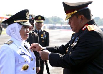 Pin Emas Kapolri untuk Khofifah