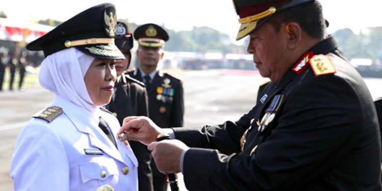 Pin Emas Kapolri untuk Khofifah