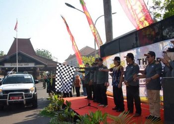 Masyarakat Berjejer Lihat Mupen On The Road