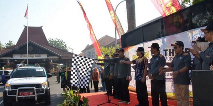 Masyarakat Berjejer Lihat Mupen On The Road