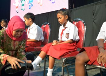 Gubernur Khofifah Pakaikan Sepatu ke Siswa Dengan Lembut