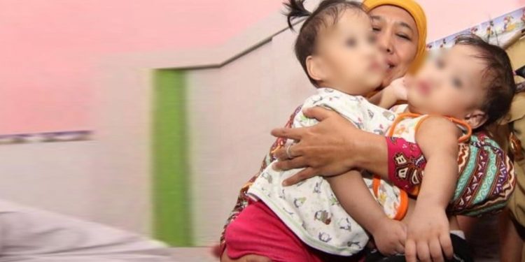 Akila dan Azila Nempel di Dada