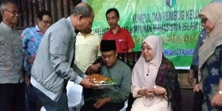 KAHMI FH USU “Upah-upah” Edy Ikhsan dan Istri