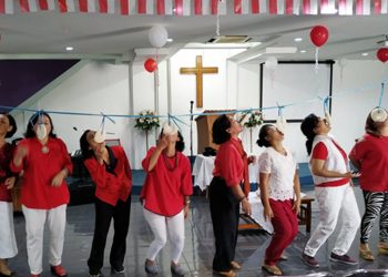 Serunya Lomba Makan Kerupuk