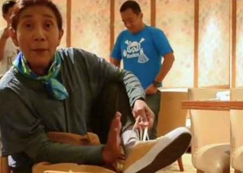 Keren! Sneakers Menteri Susi Terbuat dari Limbah Botol Plastik