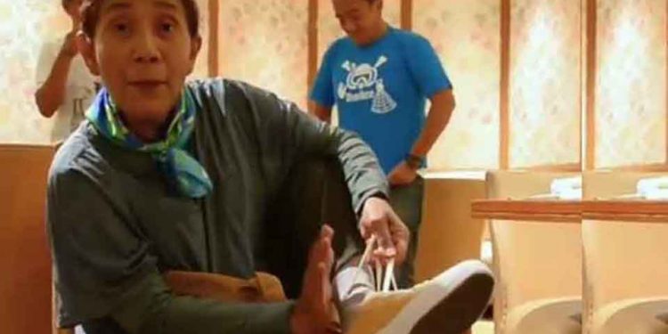 Keren! Sneakers Menteri Susi Terbuat dari Limbah Botol Plastik