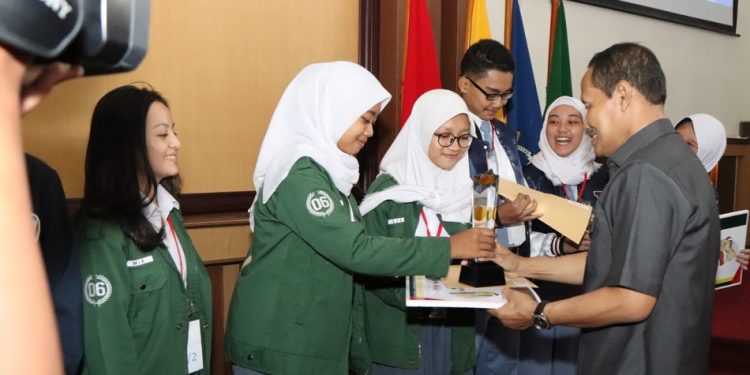 SMA Negeri 3 Bogor Juara 1 Lomba Debat PCTA 2019