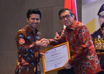 Kemenkumham Beri Penghargaan JDIHN ke Pemprov Jatim